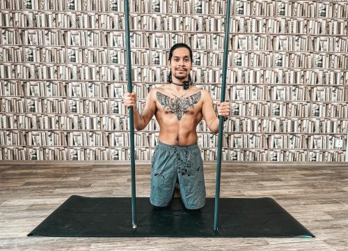 Posílení kyčlí se dvěma tyčemi