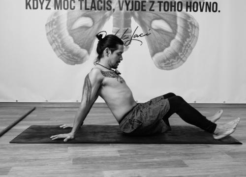 Cítím napětí ramen a v hrudníku